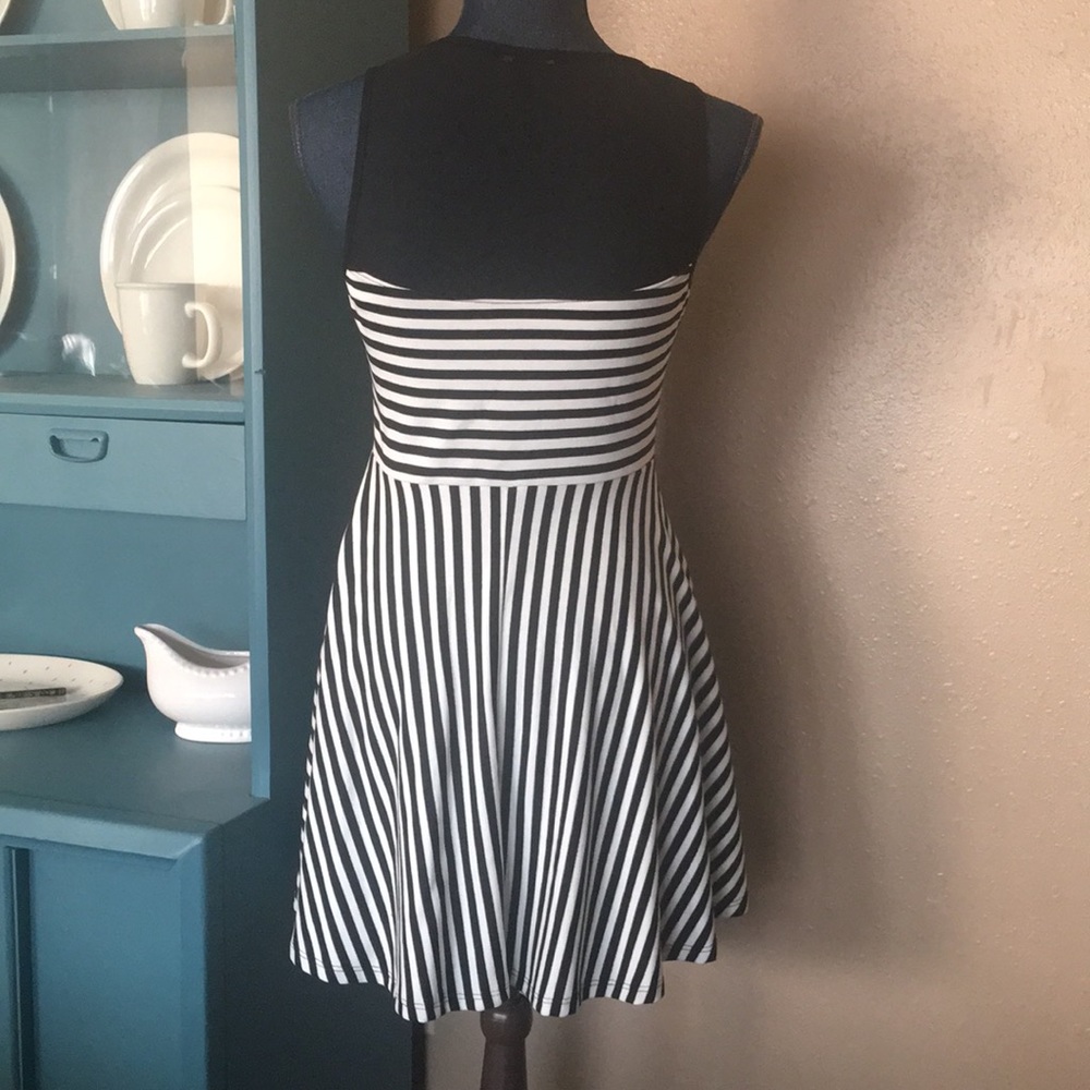 π· Black & white striped dress - Picture 3 of 8